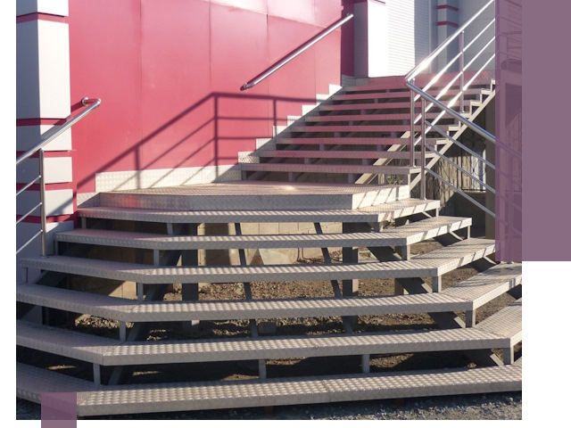 Лестницы для магазина в Озёрске — изготовление и монтаж