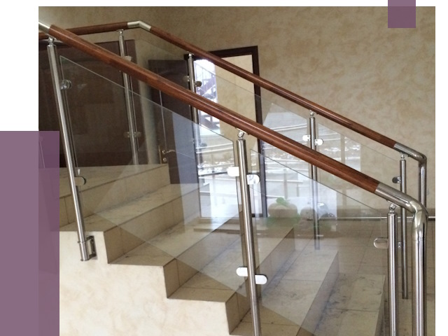 Комбинированные перила из металла и дерева в Озёрске